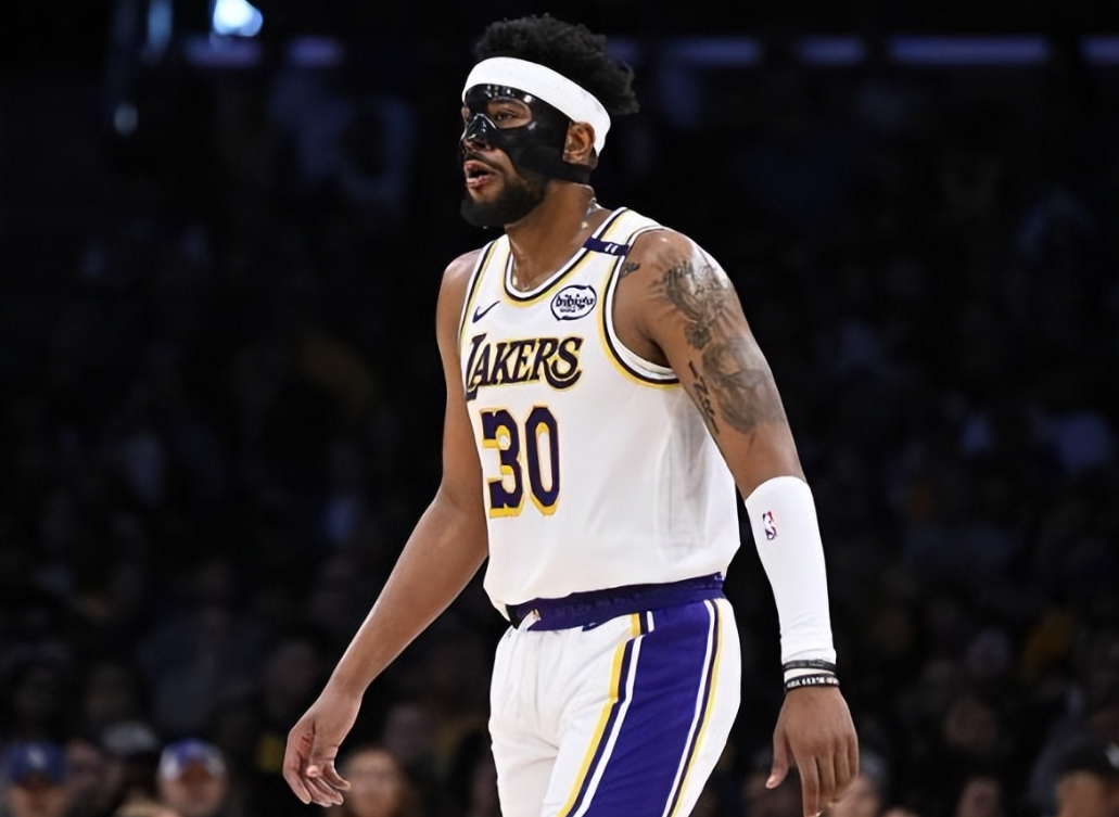 开云体育-战术调整引发热议！，詹姆斯在湖人比赛中爆冷全场沸腾不已的简单介绍